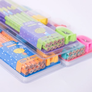 Detail von Box-HB-Bleistiften mit bunten Spitzern in transparenter Blisterverpackung