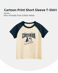 Détail du t-shirt enfant en coton doux avec manches raglan et motif de chiens