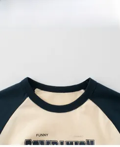 Détail de l'encolure ras du cou côtelée et des coutures raglan sur t-shirt enfant