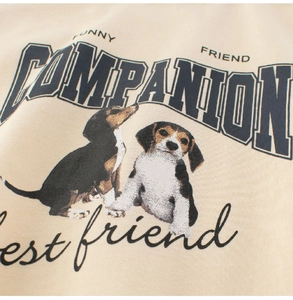 Détail du t-shirt en coton beige avec des motifs de chiots beagle et lettrage anglais