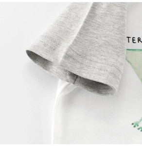 Détail des manches raglan et coutures doubles sur le t-shirt dinosaure pour enfant
