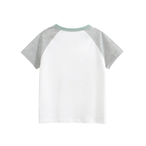 Détail d'un t-shirt enfant à manches raglan avec une encolure côtelée vert clair
