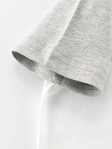 T-shirt pour enfants gris et blanc avec détails de coutures doubles sur les manches