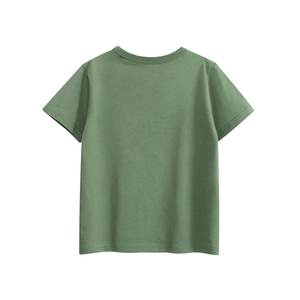 Vue détaillée des coutures à double aiguille et du tissu en coton du t-shirt vert olive