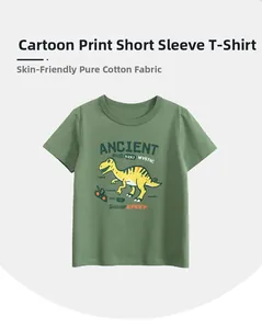 Détail du tissu en coton doux pour la peau sur le t-shirt vert imprimé de dinosaures