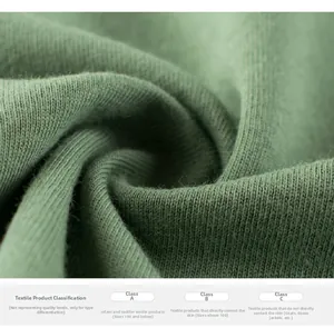 Détail du tricot vert avec normes de certification de sécurité pour vêtements de bébé