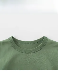 Détail du col en maille côtelée du t-shirt en coton avec imprimé texte ancien vert