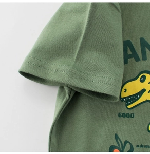 Vue détaillée d'un t-shirt en coton pour enfant avec manches doubles coutures et dinosaure