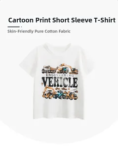 Détail d'un T-shirt enfant en coton avec imprimés colorés de camions de chantier