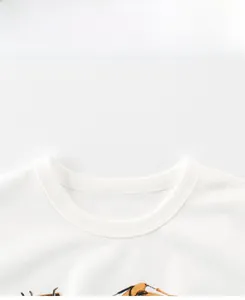 Détail du col en maille côtelée et des coutures sur un T-shirt blanc en coton