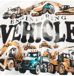 Détail de l'imprimé engins de chantier sur t-shirt blanc avec pelleteuses jaunes