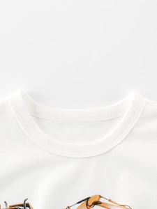 T-shirt blanc en coton pour enfants avec motif machine jaune et col rond côtelé