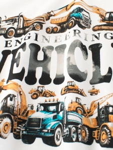 T-shirt blanc pour enfants avec imprimés de pelleteuses et camions de chantier