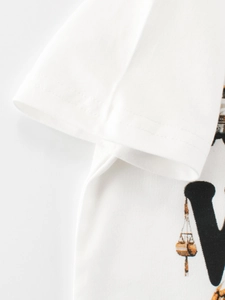 T-shirt blanc pour enfant avec imprimé V cartoon et détails de couture sur la manche