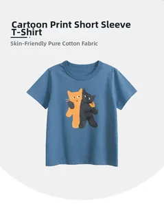 Détail de t-shirt enfant bleu ciel en coton doux avec imprimé de chats mignons