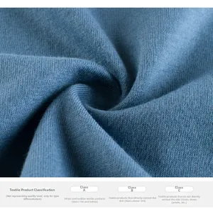 Vue détaillée de la texture du tricot bleu côtelé et étiquettes de sécurité textile