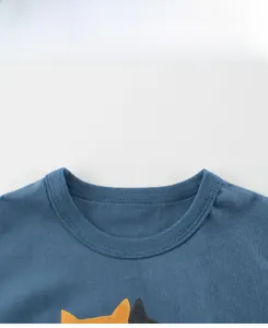 Vue macro détaillée du col en coton bleu avec finitions côtelées et double couture