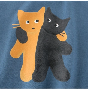 Gros plan d'une illustration de chat minimaliste sur un t-shirt en coton bleu