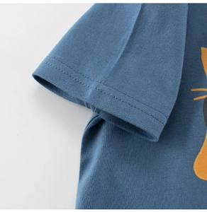 Détail de t-shirt bleu pour enfant avec imprimé chat et coutures doubles aux manches