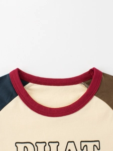 Camiseta vintage de manga raglán para niños con mangas azules y marrones en color crema