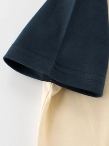 Camiseta de algodón para niños con bloques de azul y beige y costuras de doble aguja de calidad
