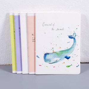 Set de cuadernos grandes rayados minimalistas con portadas de colores y arte de ballena