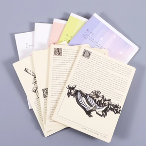Primer plano de cuadernos minimalistas apilados con portadas de prosa vintage