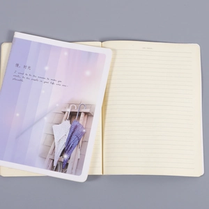 Detalle de las páginas con líneas y del cuaderno con portada púrpura y diseño de paraguas