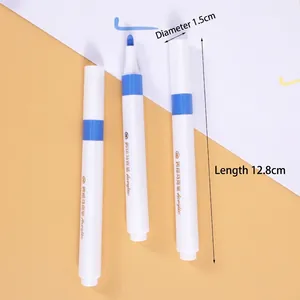 Macro-detail van donkerblauwe acrylmarker met specificaties van 12,8 cm lengte en 1,5 cm dikte