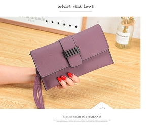 Gros plan sur le mini sac violet en cuir grainé avec boucle métallique et dragonne élégante