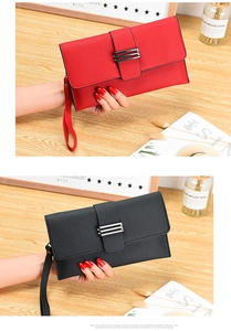 Détail de mini sacs enveloppe en cuir texturé litchi avec boucle décorative en métal