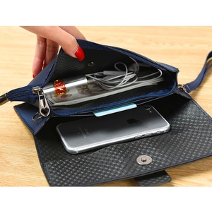 Détail de l'intérieur de la pochette en cuir bleu foncé avec fentes pour cartes et mobile
