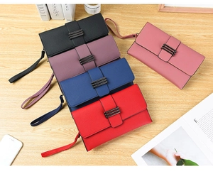 Détail de cinq pochettes enveloppes multicolores avec texture grainée et dragonnes amovibles