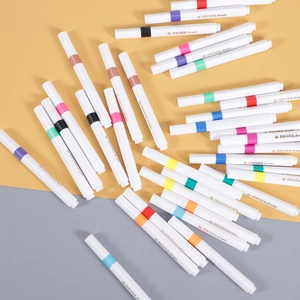 Kleurrijke acrylmarker set met driehoekige huls en bijpassende doppen op achtergrond