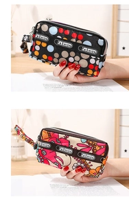 Détail de mini pochettes en nylon à fleurs et pois avec triple fermeture éclair et sangle