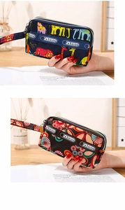 Détails de mini pochettes en toile à double fermeture éclair avec des motifs imprimés