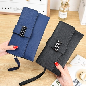 Petit sac enveloppe femme en cuir grainé bleu marine et noir avec bandoulière