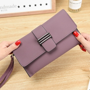 Mini sac enveloppe en cuir violet foncé à grain lychee avec dragonne amovible chic