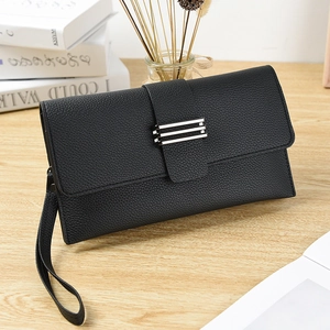 Petit sac enveloppe noir en cuir grainé avec barres métalliques et dragonne amovible