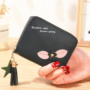 Piccolo portafoglio nero in pelle da donna con patch floreale e nappa dorata