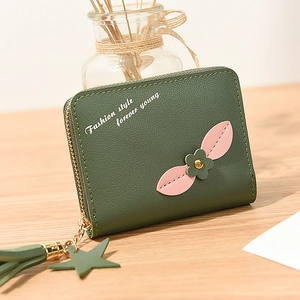 Portafoglio corto da donna verde scuro in pelle con decoro floreale, zip e nappina