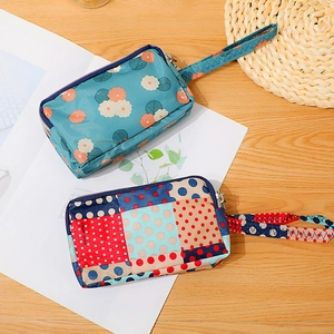 Pochette rectangulaire à fleurs et dragonne à pois avec double fermeture éclair pratique