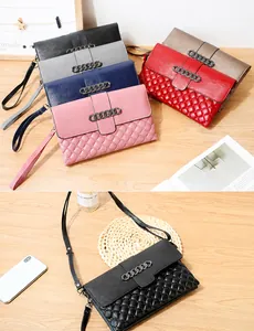 Détails du matelassage en losange et boucle en métal sur le petit sac en cuir souple femme