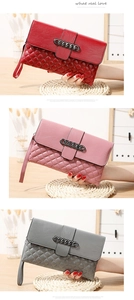 Détail de pochettes enveloppes colorées avec motifs matelassés et boucles en métal chic