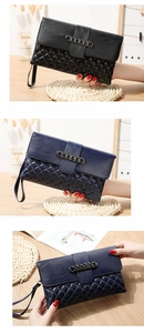 Détail de la pochette en cuir souple avec motif à losanges et chaîne décorative en métal