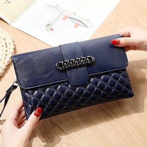 Pochette bleu marine en cuir souple avec coutures matelassées et chaîne en métal