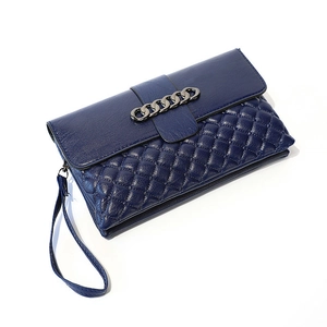 Pochette en cuir souple bleu marine avec matelassage en losanges et chaîne