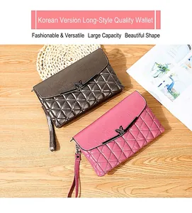 Detalle de carteras de cuero PU acolchado con hebillas de mariposa y correas de muñeca