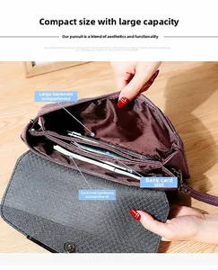 Vista interna del bolso mariposa burdeos con ranuras para tarjetas y compartimentos grandes