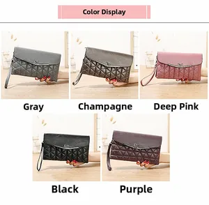 Detalle de cinco carteras de muñeca en cuero PU con textura acolchada y dije de mariposa